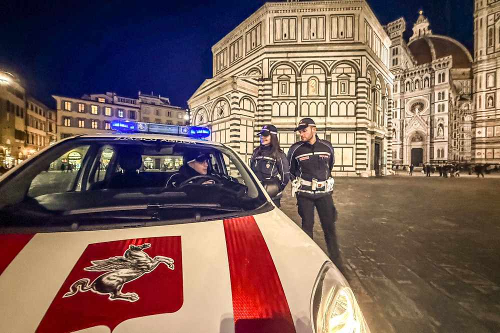Fingono di fotografare il Ponte Vecchio e derubano un turista