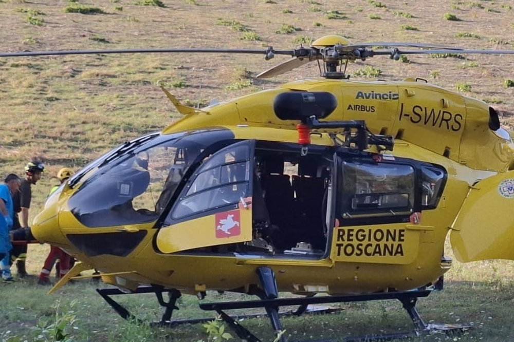 Incidente sulla Fi-Pi-Li, auto tra due camion: tre ferite