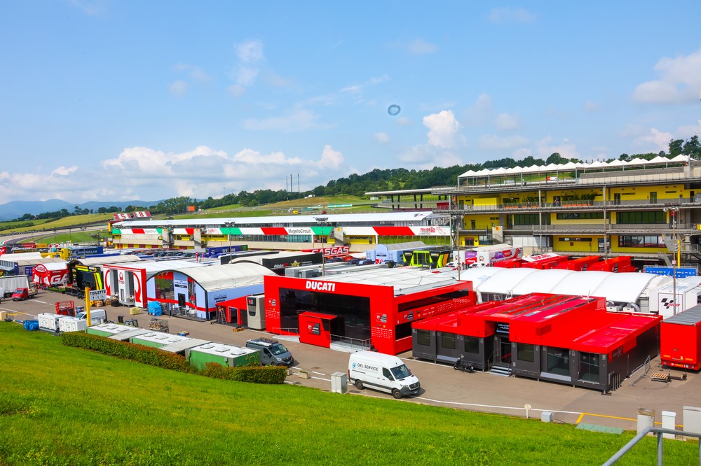 AGGIORNATA - Gp storico F1, auto F. Ford tampona e si ribalta sul rettilineo del Mugello