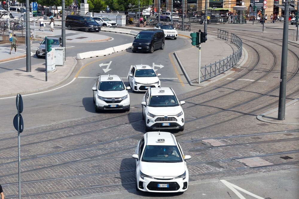 Taxi Firenze, più cittadini scelgono le auto bianche 4390 per spostarsi: +6% a settembre. Taxi Move cresce del 20%, ma i cantieri sono un grosso problema