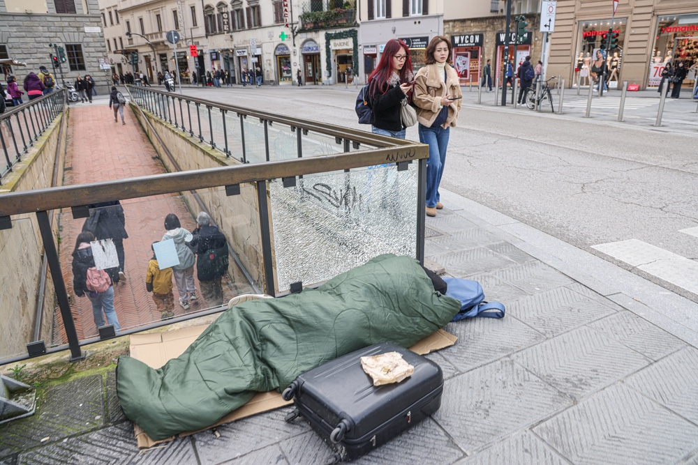 Aggredisce un clochard con calci e pugni, arrestato un 24enne