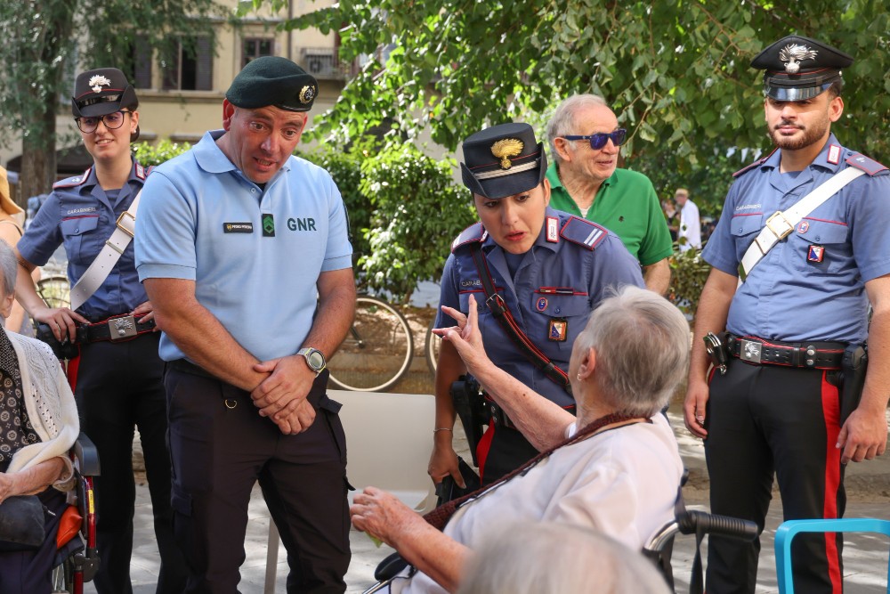 Poliziotto salva una dodicenne dal soffocamento, nasce un’amicizia speciale