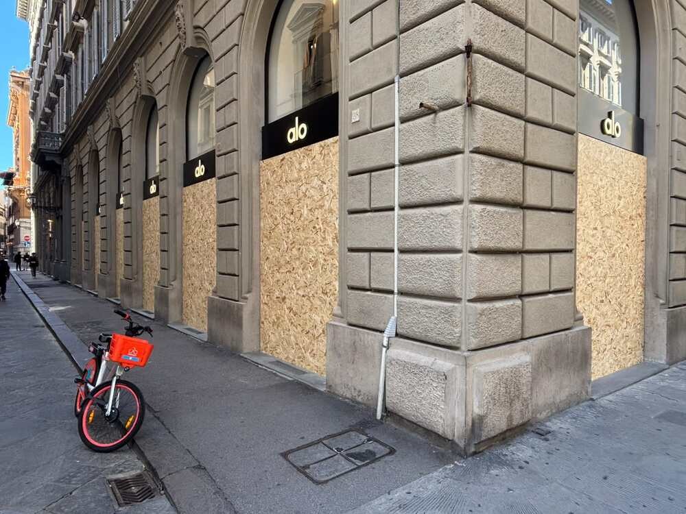 Firenze, la paura dei commercianti: «Meglio barricare tutto». Ma c'è chi non chiude: «Non possiamo fermarci»