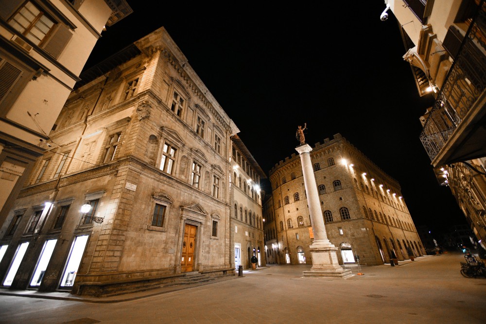 Firenze, un sabato di paura tra negozi blindati e chiusure preventive