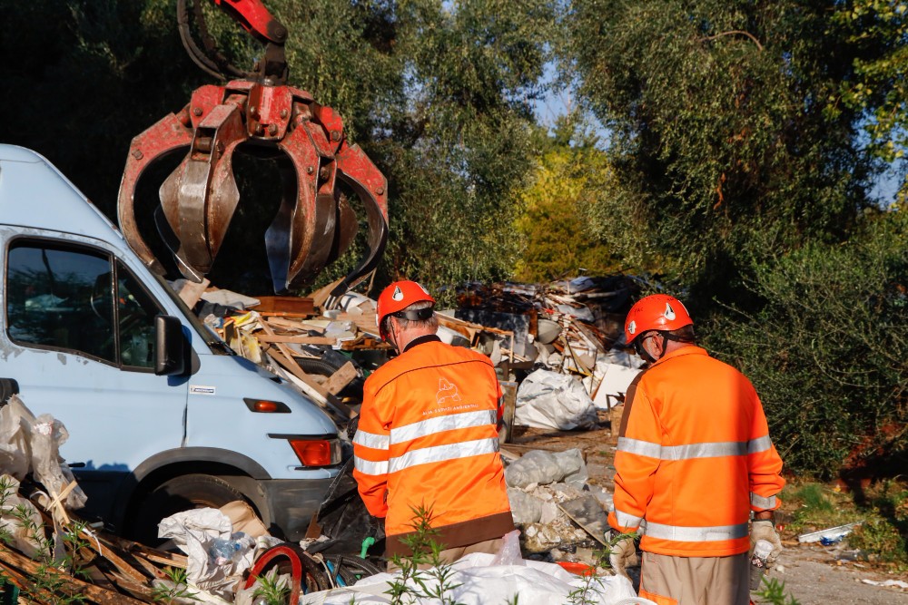 Rifiuti vicino al Parco del Mensola, ordinanza ai proprietari: 60 giorni per intervenire