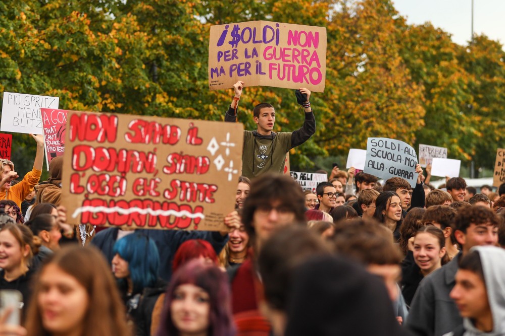 Scontri a Firenze, quattordici giovani identificati: indagini sui responsabili delle violenze