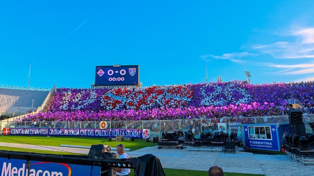 Fiorentina, la Fiesole si mobilita: bandierine viola contro l’Atalanta