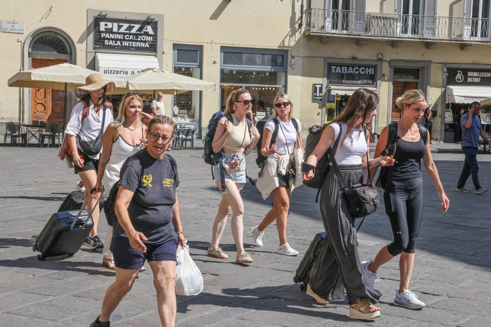 Caro affitti, gli universitari in piazza a Firenze: «Una città bomboniera, ma chi può viverci?»
