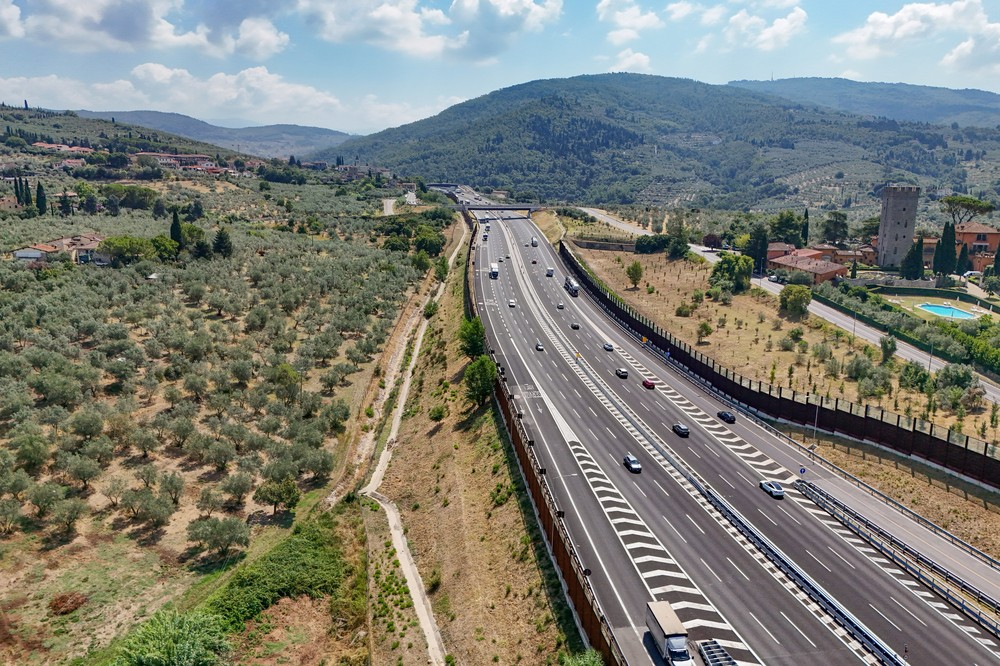 Carreggiata sud dell'A1 bloccata vicino Firenze per ribaltamento di un Tir
