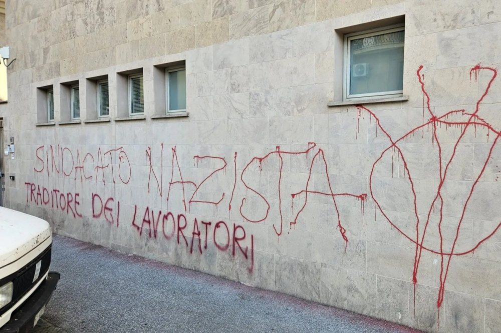 Imbrattata la sede della Cisl: le reazioni della politica